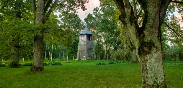 <p>Lielstraupes pili ieskauj parks un dīķis. Parkā aug vietējo un eksotisko koku sugas, kuru vidū ir minamas arī tādas sugas kā sniegāju jasmīns, balzāma baltegle. Parka tālākajā stūrī atrodas savdabīgs atsevišķs koka zvanu tornis, kas ticis būvēts 1848. gadā.</p>